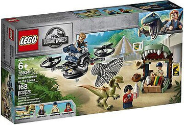 LEGO Jurassic World Legend of Isla Nublar Dilophosaurus on the Loose 75934